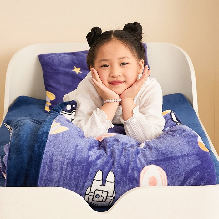 91家纺网 家纺一手货源 找家纺 嗨生活 2025新款牛奶绒多功能儿童盖毯式可脱卸被套大豆被芯幼儿园被子 儿童被子 太空飞船