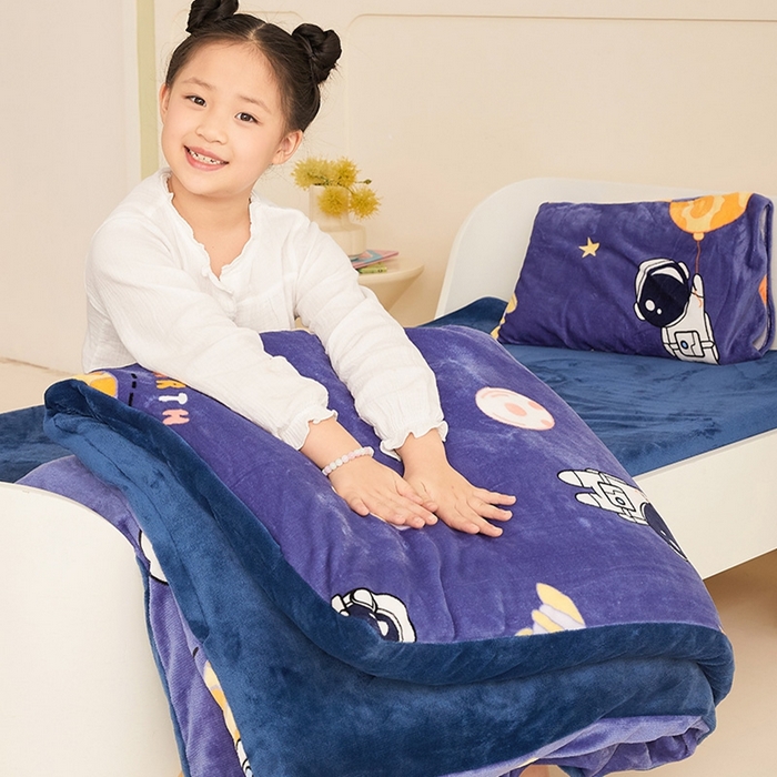 91家纺网 家纺一手货源 找家纺 嗨生活 2025新款牛奶绒多功能儿童盖毯式可脱卸被套大豆被芯幼儿园被子 儿童被子 太空飞船