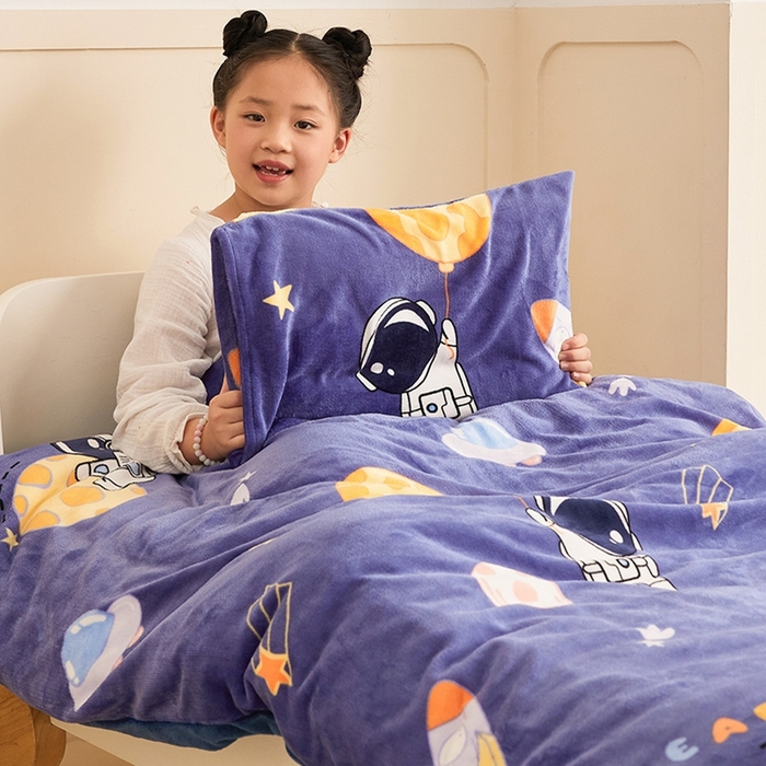 91家纺网 家纺一手货源 找家纺 嗨生活 2025新款牛奶绒多功能儿童盖毯式可脱卸被套大豆被芯幼儿园被子 儿童被子 太空飞船