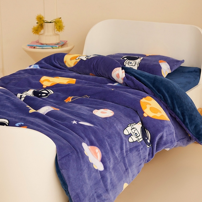 91家纺网 家纺一手货源 找家纺 嗨生活 2025新款牛奶绒多功能儿童盖毯式可脱卸被套大豆被芯幼儿园被子 儿童被子 太空飞船