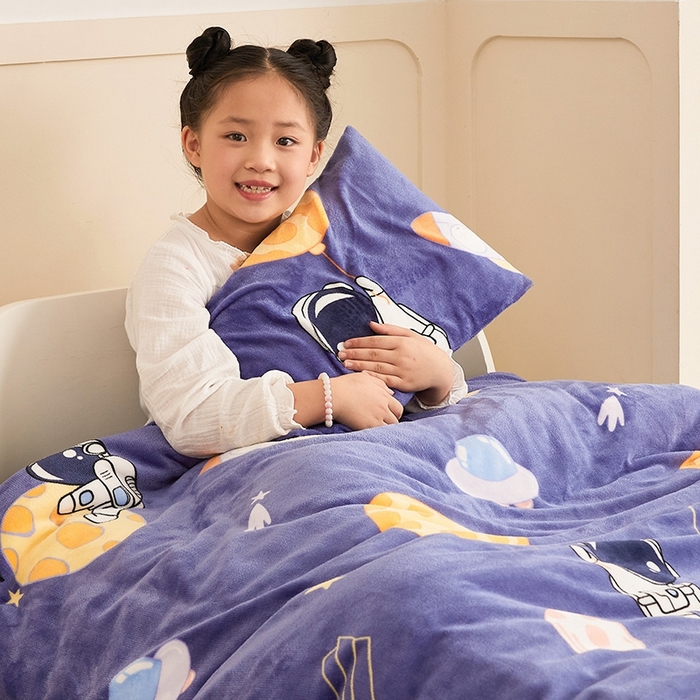 91家纺网 家纺一手货源 找家纺 嗨生活 2025新款牛奶绒多功能儿童盖毯式可脱卸被套大豆被芯幼儿园被子 儿童被子 太空飞船