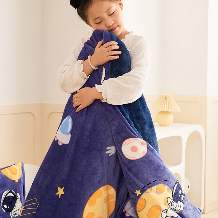 91家纺网 家纺一手货源 找家纺 嗨生活 2025新款牛奶绒多功能儿童盖毯式可脱卸被套大豆被芯幼儿园被子 儿童被子 太空飞船