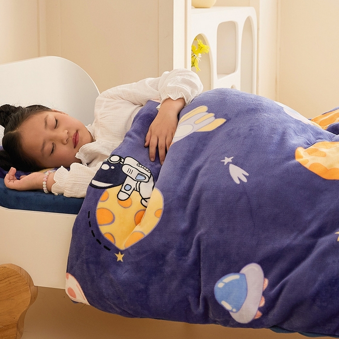 91家纺网 家纺一手货源 找家纺 嗨生活 2025新款牛奶绒多功能儿童盖毯式可脱卸被套大豆被芯幼儿园被子 儿童被子 太空飞船