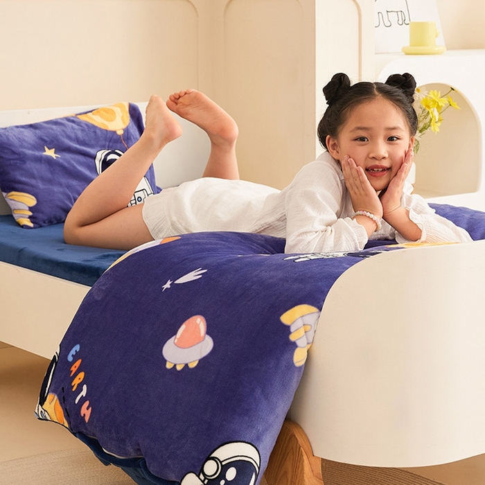 91家纺网 家纺一手货源 找家纺 嗨生活 2025新款牛奶绒多功能儿童盖毯式可脱卸被套大豆被芯幼儿园被子 儿童被子 太空飞船