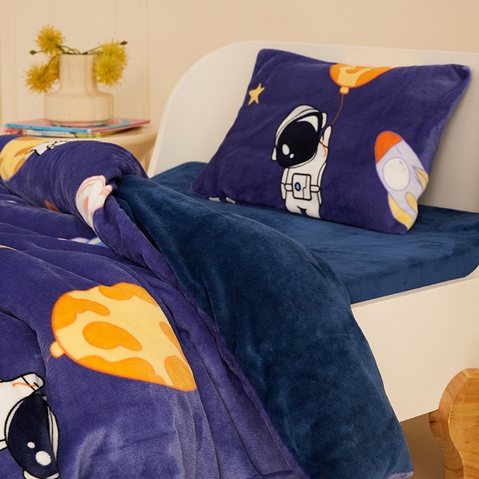 91家纺网 家纺一手货源 找家纺 嗨生活 2025新款牛奶绒多功能儿童盖毯式可脱卸被套大豆被芯幼儿园被子 儿童被子 太空飞船
