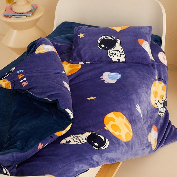 91家纺网 家纺一手货源 找家纺 嗨生活 2025新款牛奶绒多功能儿童盖毯式可脱卸被套大豆被芯幼儿园被子 儿童被子 太空飞船
