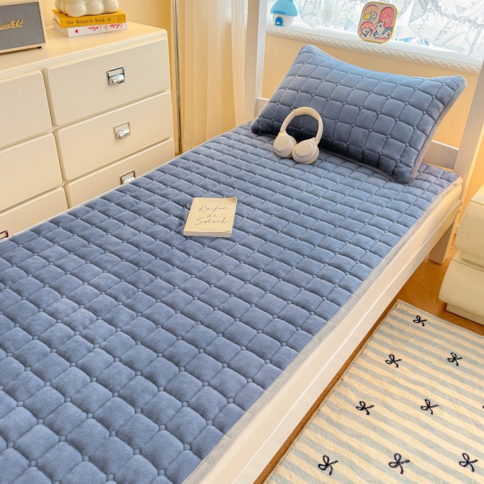 91家纺网 家纺一手货源 找家纺 小叮当家纺仓储工厂店 2025新款牛奶绒夹棉印花床垫学生图 绒床垫-宾利蓝