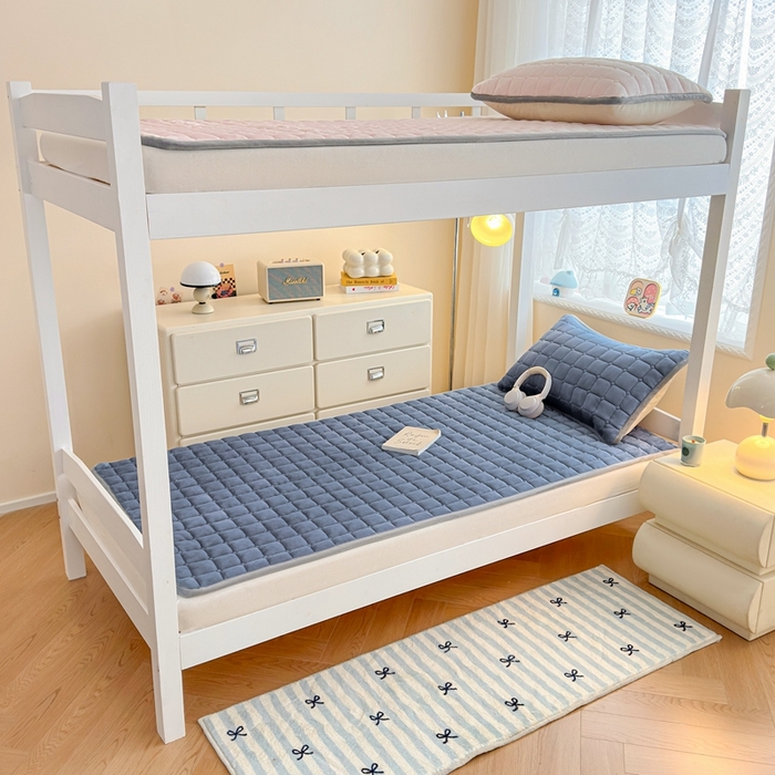 91家纺网 家纺一手货源 找家纺 小叮当家纺仓储工厂店 2025新款牛奶绒夹棉印花床垫学生图 绒床垫-宾利蓝