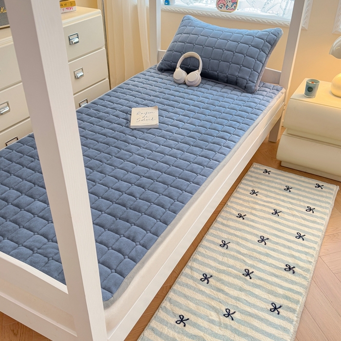 91家纺网 家纺一手货源 找家纺 小叮当家纺仓储工厂店 2025新款牛奶绒夹棉印花床垫学生图 绒床垫-宾利蓝