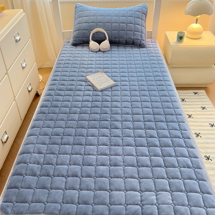 91家纺网 家纺一手货源 找家纺 小叮当家纺仓储工厂店 2025新款牛奶绒夹棉印花床垫学生图 绒床垫-宾利蓝