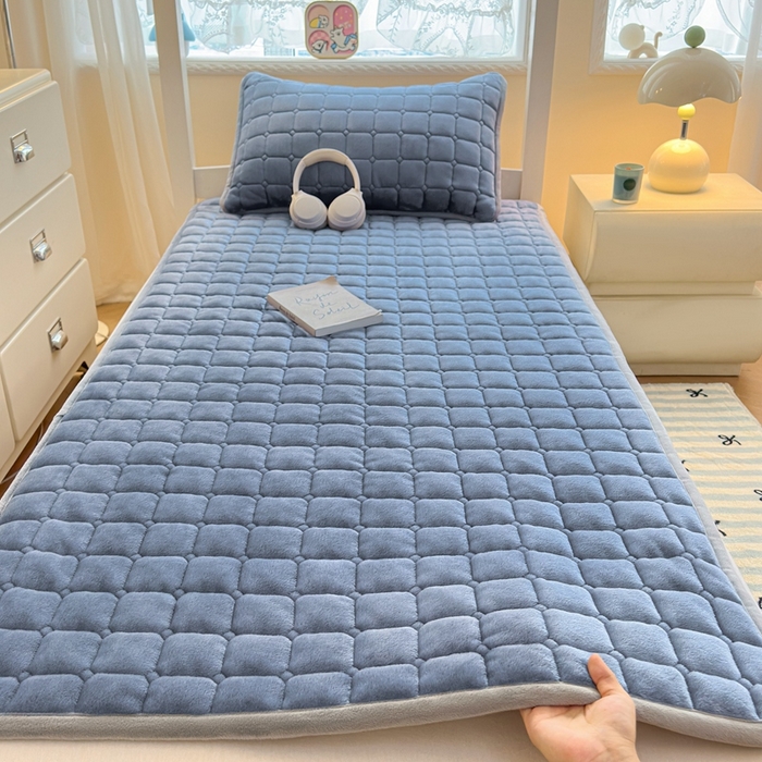 91家纺网 家纺一手货源 找家纺 小叮当家纺仓储工厂店 2025新款牛奶绒夹棉印花床垫学生图 绒床垫-宾利蓝