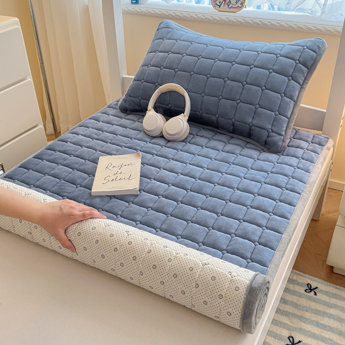 91家纺网 家纺一手货源 找家纺 小叮当家纺仓储工厂店 2025新款牛奶绒夹棉印花床垫学生图 绒床垫-宾利蓝