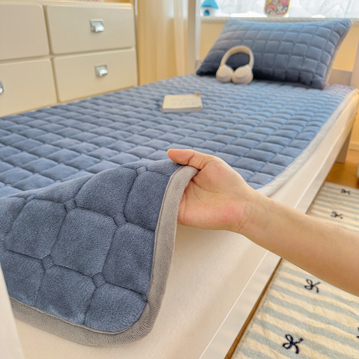 91家纺网 家纺一手货源 找家纺 小叮当家纺仓储工厂店 2025新款牛奶绒夹棉印花床垫学生图 绒床垫-宾利蓝