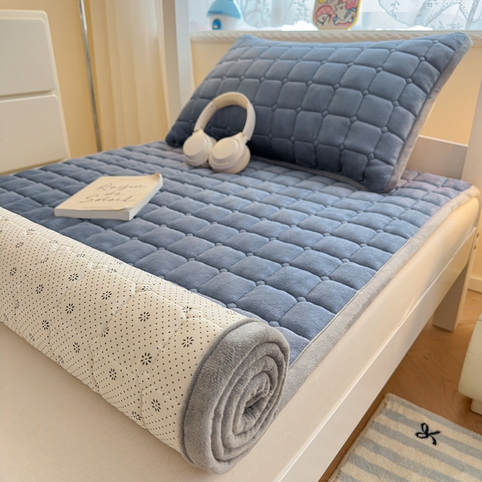 91家纺网 家纺一手货源 找家纺 小叮当家纺仓储工厂店 2025新款牛奶绒夹棉印花床垫学生图 绒床垫-宾利蓝