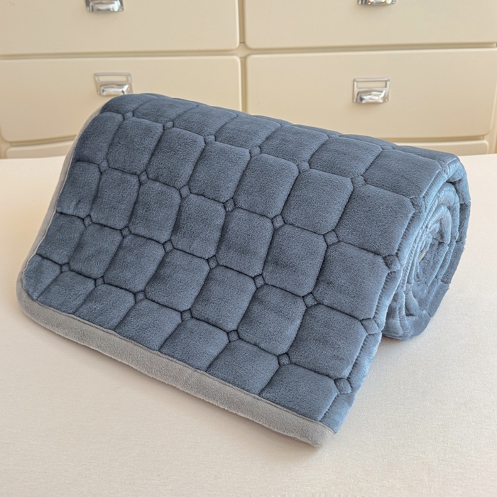 91家纺网 家纺一手货源 找家纺 小叮当家纺仓储工厂店 2025新款牛奶绒夹棉印花床垫学生图 绒床垫-宾利蓝