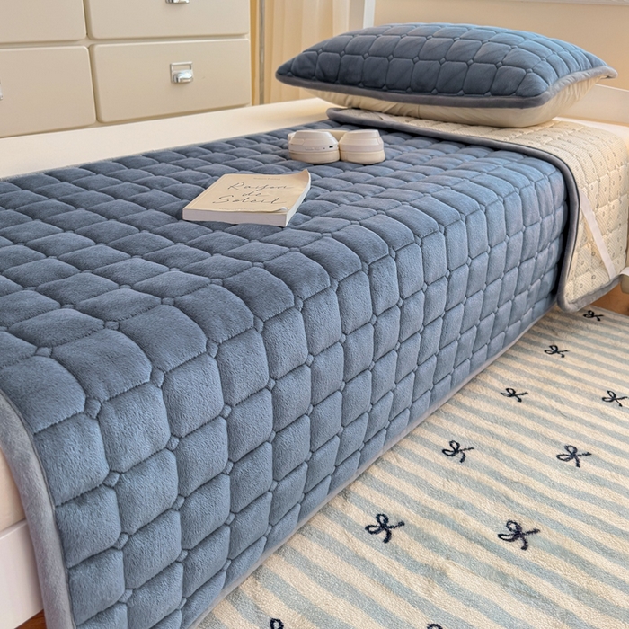 91家纺网 家纺一手货源 找家纺 小叮当家纺仓储工厂店 2025新款牛奶绒夹棉印花床垫学生图 绒床垫-宾利蓝