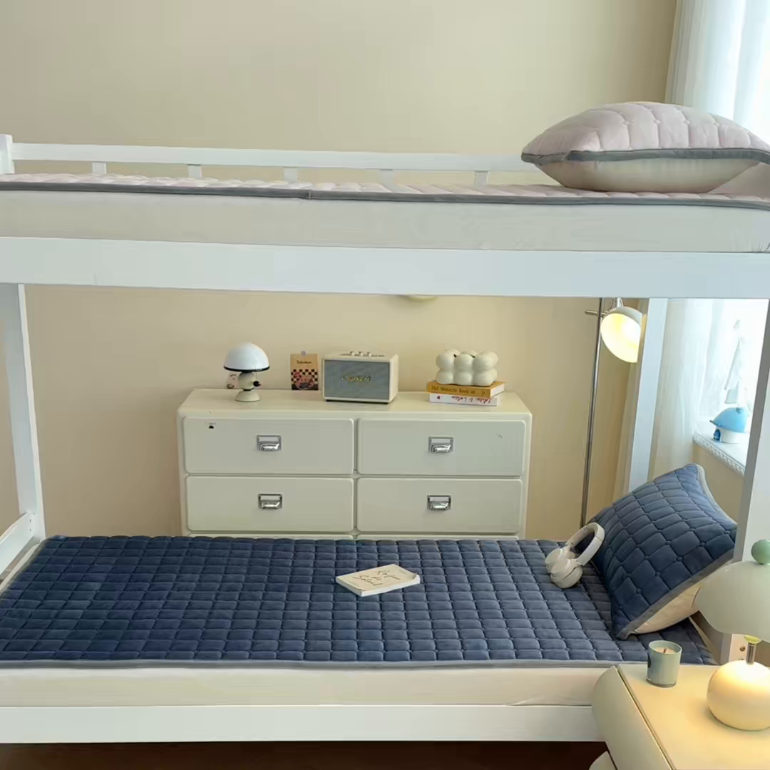 91家纺网 家纺一手货源 找家纺 小叮当家纺仓储工厂店 2025新款牛奶绒夹棉印花床垫学生图 绒床垫-宾利蓝