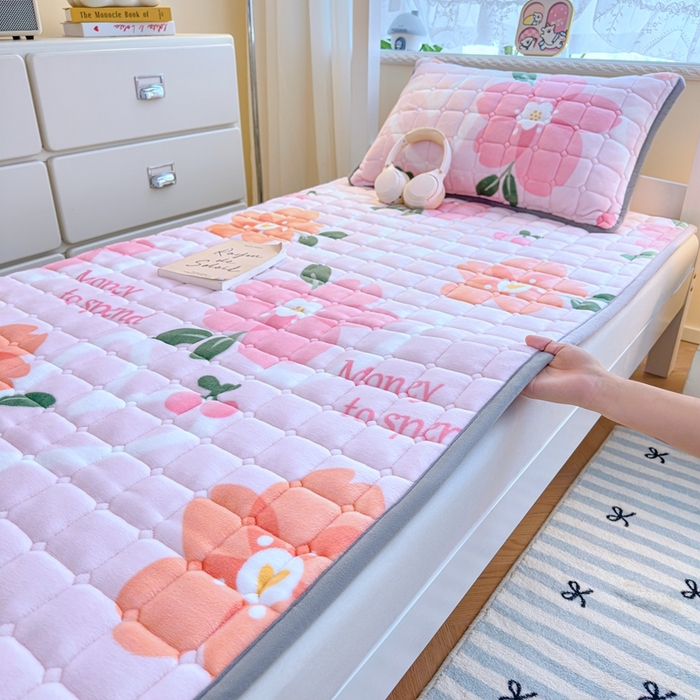 小叮当家纺仓储工厂店 2025新款牛奶绒夹棉印花床垫学生图 绒床垫-花簇甜憩粉色