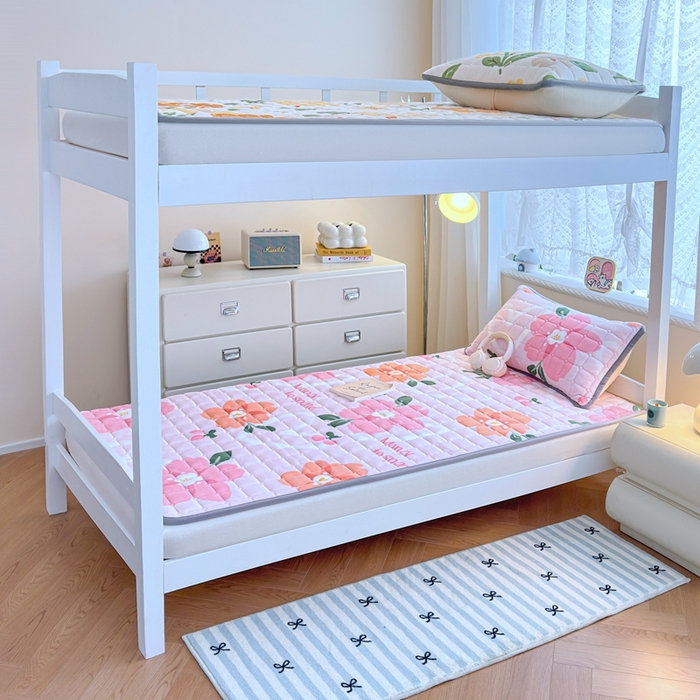 91家纺网 家纺一手货源 找家纺 小叮当家纺仓储工厂店 2025新款牛奶绒夹棉印花床垫学生图 绒床垫-花簇甜憩粉色