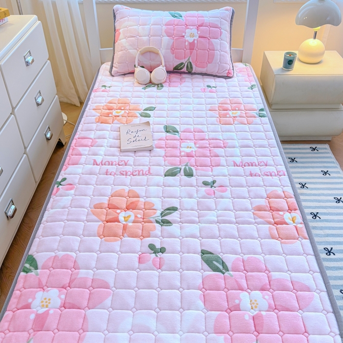91家纺网 家纺一手货源 找家纺 小叮当家纺仓储工厂店 2025新款牛奶绒夹棉印花床垫学生图 绒床垫-花簇甜憩粉色