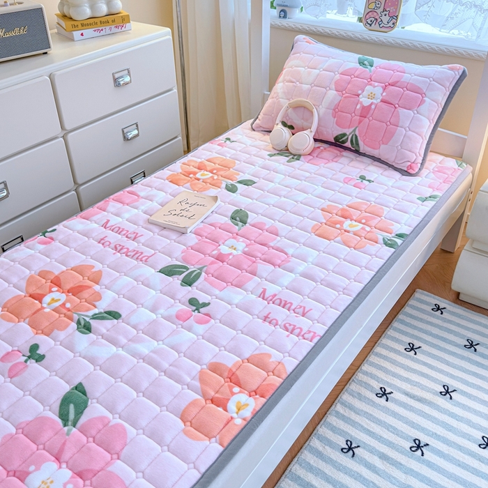 91家纺网 家纺一手货源 找家纺 小叮当家纺仓储工厂店 2025新款牛奶绒夹棉印花床垫学生图 绒床垫-花簇甜憩粉色