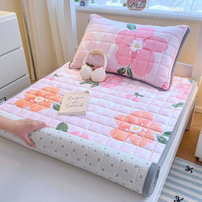 91家纺网 家纺一手货源 找家纺 小叮当家纺仓储工厂店 2025新款牛奶绒夹棉印花床垫学生图 绒床垫-花簇甜憩粉色