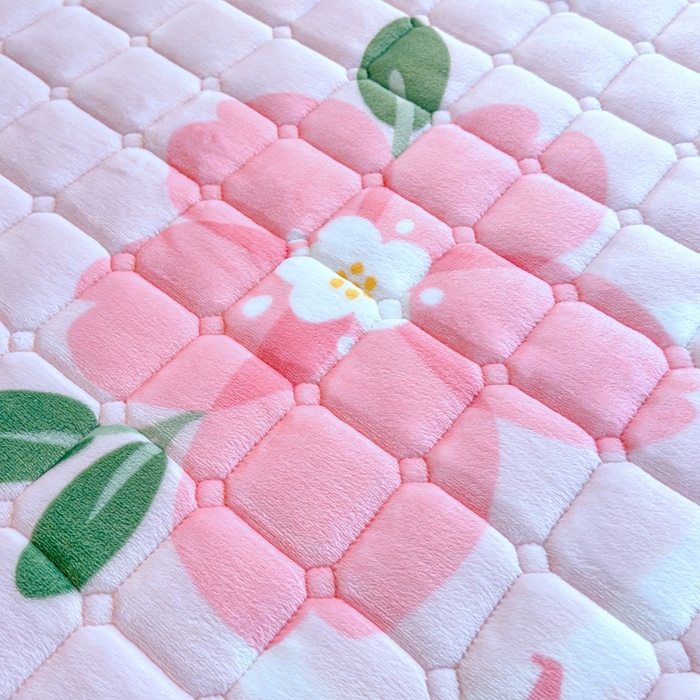 91家纺网 家纺一手货源 找家纺 小叮当家纺仓储工厂店 2025新款牛奶绒夹棉印花床垫学生图 绒床垫-花簇甜憩粉色