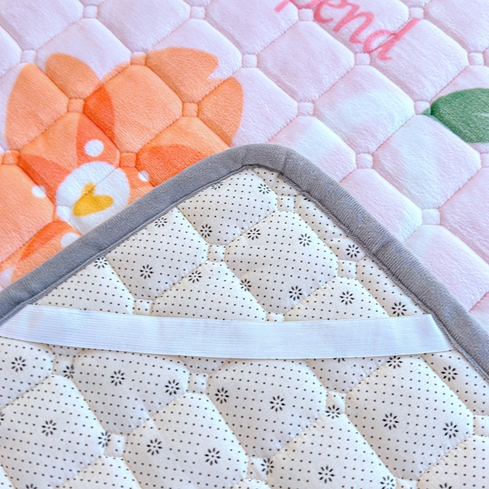 91家纺网 家纺一手货源 找家纺 小叮当家纺仓储工厂店 2025新款牛奶绒夹棉印花床垫学生图 绒床垫-花簇甜憩粉色