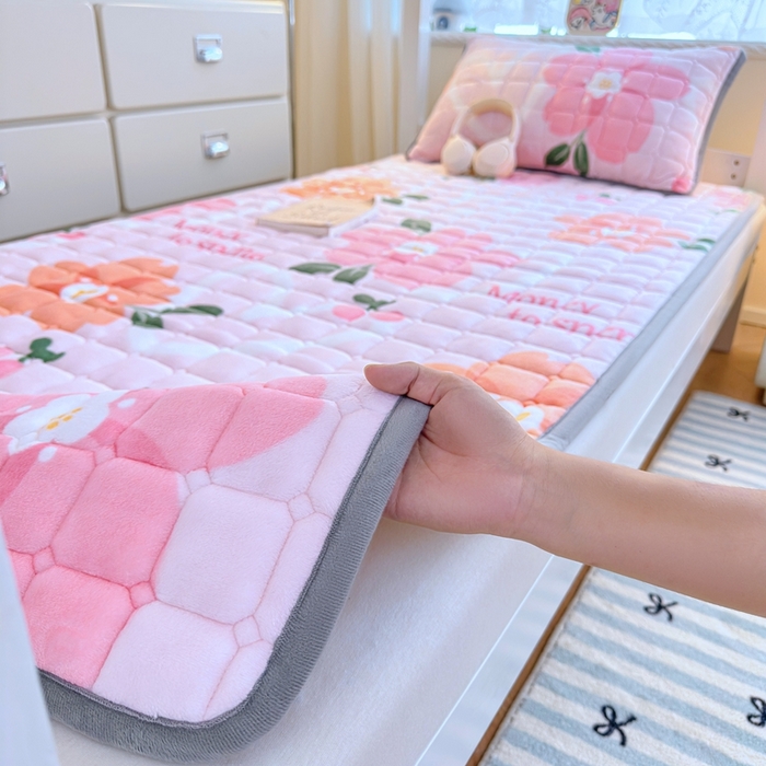 91家纺网 家纺一手货源 找家纺 小叮当家纺仓储工厂店 2025新款牛奶绒夹棉印花床垫学生图 绒床垫-花簇甜憩粉色