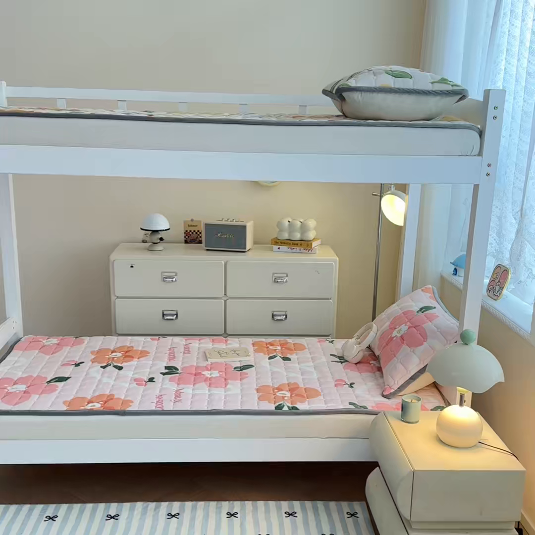 91家纺网 家纺一手货源 找家纺 小叮当家纺仓储工厂店 2025新款牛奶绒夹棉印花床垫学生图 绒床垫-花簇甜憩粉色