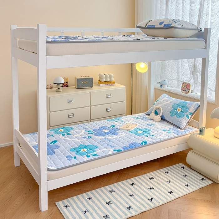 91家纺网 家纺一手货源 找家纺 小叮当家纺仓储工厂店 2025新款牛奶绒夹棉印花床垫学生图 绒床垫-花簇甜憩蓝色