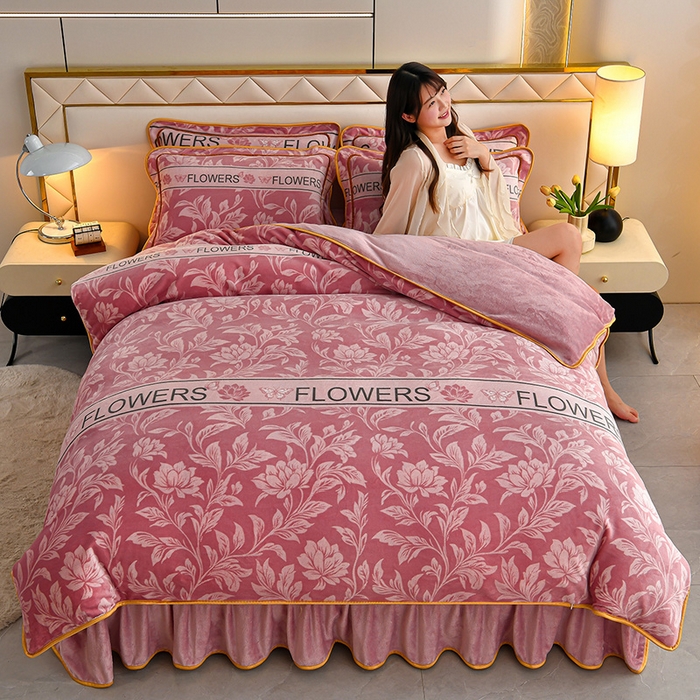 91家纺网 家纺一手货源 找家纺 妮恒美 2025新款牛奶绒印花床裙款四件套法莱绒四件套珊瑚金貂绒四件套 暖暖时光