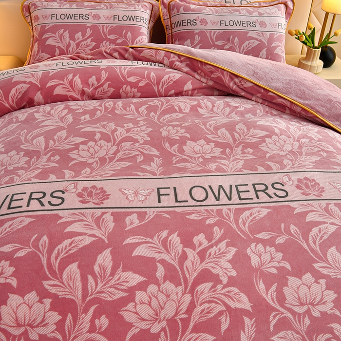 91家纺网 家纺一手货源 找家纺 妮恒美 2025新款牛奶绒印花床裙款四件套法莱绒四件套珊瑚金貂绒四件套 暖暖时光