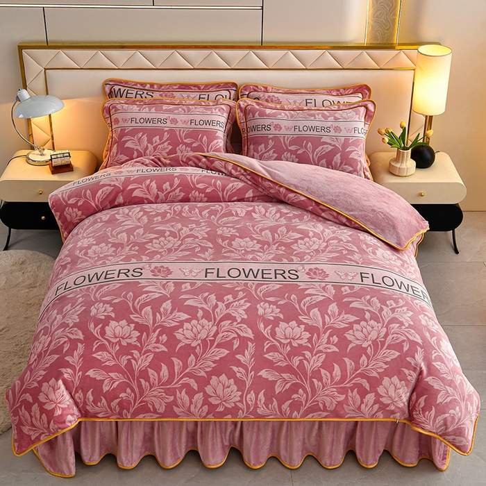 91家纺网 家纺一手货源 找家纺 妮恒美 2025新款牛奶绒印花床裙款四件套法莱绒四件套珊瑚金貂绒四件套 暖暖时光