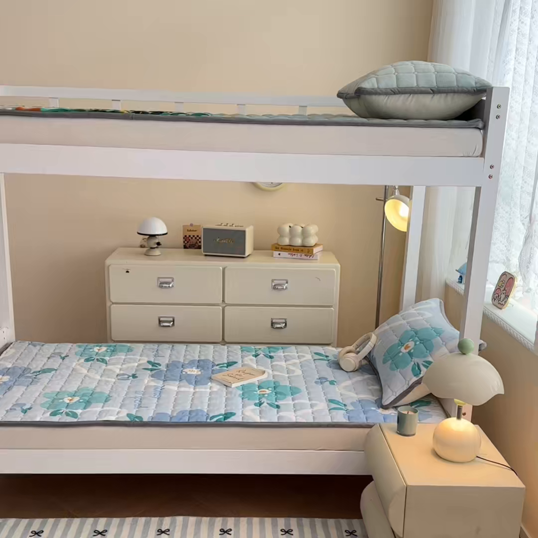 91家纺网 家纺一手货源 找家纺 小叮当家纺仓储工厂店 2025新款牛奶绒夹棉印花床垫学生图 绒床垫-花簇甜憩蓝色