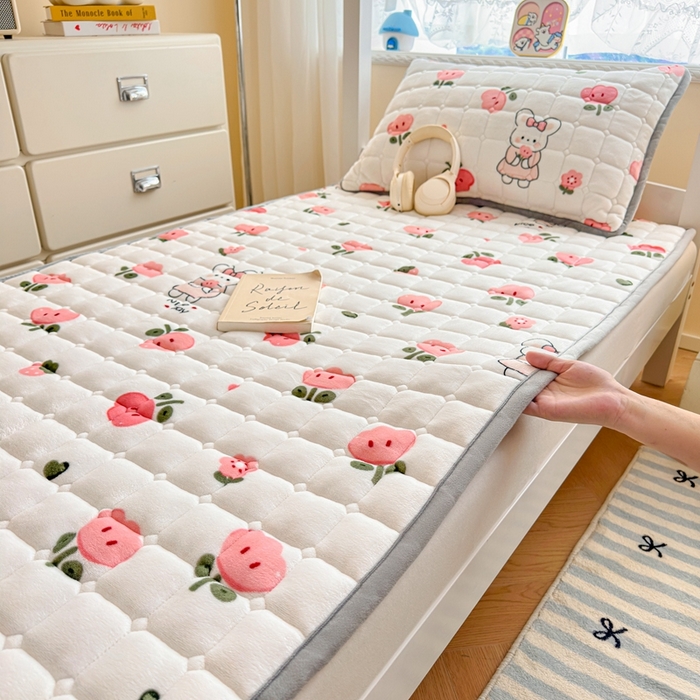 小叮当家纺仓储工厂店 2025新款牛奶绒夹棉印花床垫学生图 绒床垫-花间兔