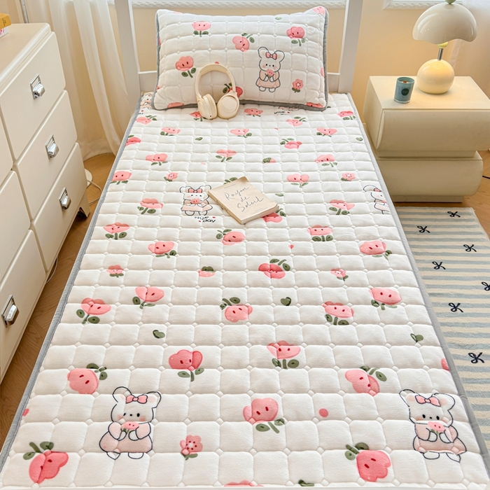 91家纺网 家纺一手货源 找家纺 小叮当家纺仓储工厂店 2025新款牛奶绒夹棉印花床垫学生图 绒床垫-花间兔