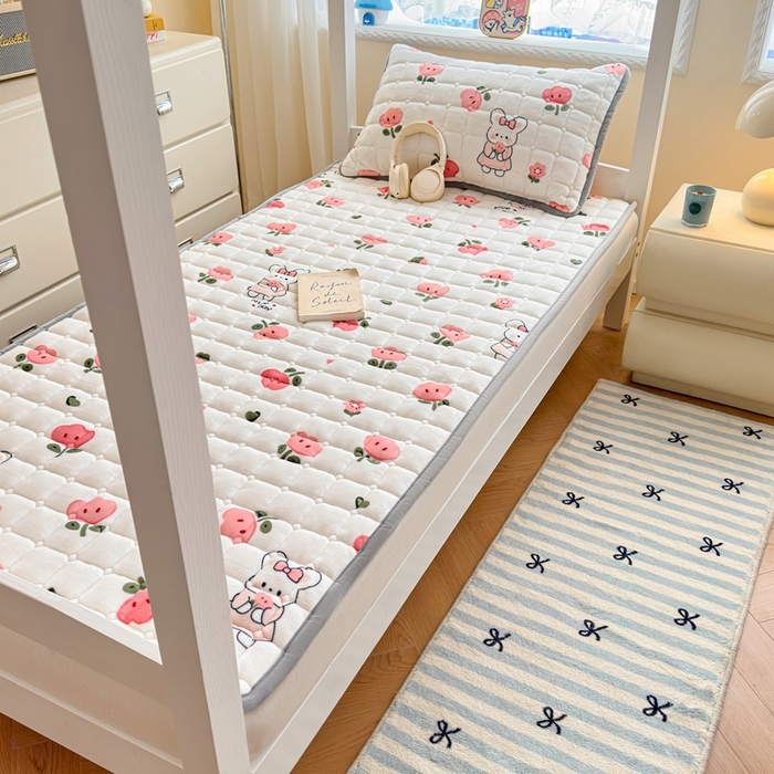 91家纺网 家纺一手货源 找家纺 小叮当家纺仓储工厂店 2025新款牛奶绒夹棉印花床垫学生图 绒床垫-花间兔