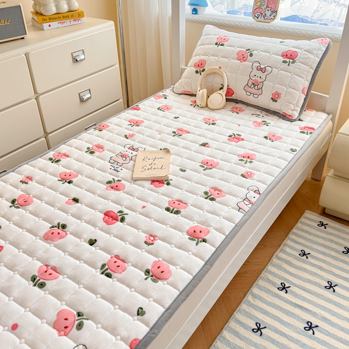 91家纺网 家纺一手货源 找家纺 小叮当家纺仓储工厂店 2025新款牛奶绒夹棉印花床垫学生图 绒床垫-花间兔