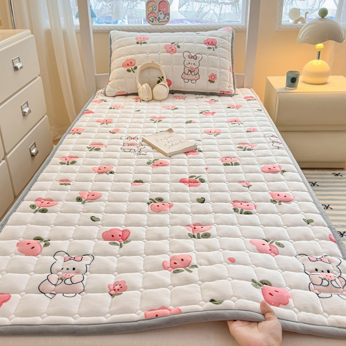 91家纺网 家纺一手货源 找家纺 小叮当家纺仓储工厂店 2025新款牛奶绒夹棉印花床垫学生图 绒床垫-花间兔