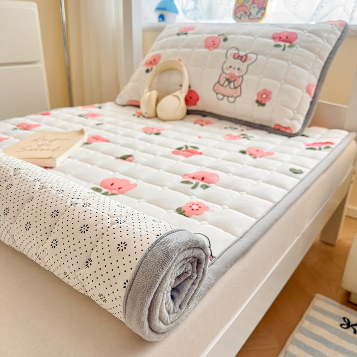 91家纺网 家纺一手货源 找家纺 小叮当家纺仓储工厂店 2025新款牛奶绒夹棉印花床垫学生图 绒床垫-花间兔