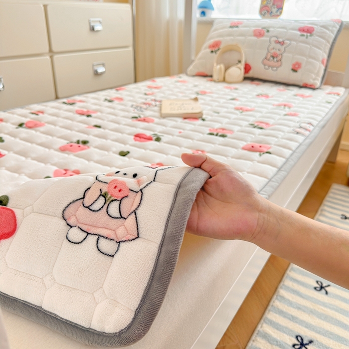 91家纺网 家纺一手货源 找家纺 小叮当家纺仓储工厂店 2025新款牛奶绒夹棉印花床垫学生图 绒床垫-花间兔