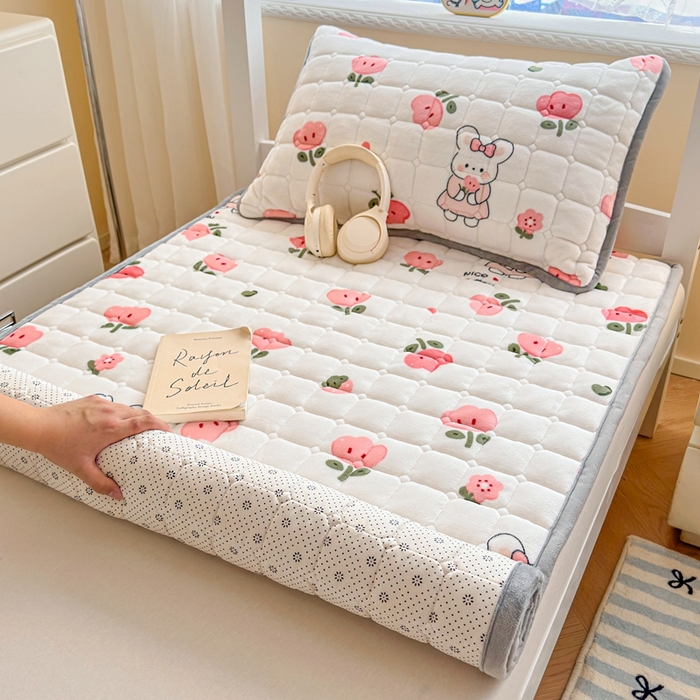 91家纺网 家纺一手货源 找家纺 小叮当家纺仓储工厂店 2025新款牛奶绒夹棉印花床垫学生图 绒床垫-花间兔