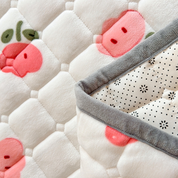 91家纺网 家纺一手货源 找家纺 小叮当家纺仓储工厂店 2025新款牛奶绒夹棉印花床垫学生图 绒床垫-花间兔