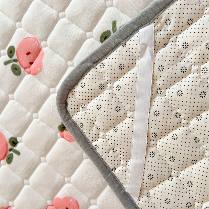 91家纺网 家纺一手货源 找家纺 小叮当家纺仓储工厂店 2025新款牛奶绒夹棉印花床垫学生图 绒床垫-花间兔