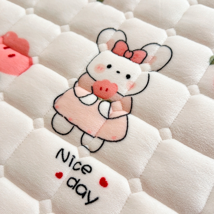 91家纺网 家纺一手货源 找家纺 小叮当家纺仓储工厂店 2025新款牛奶绒夹棉印花床垫学生图 绒床垫-花间兔