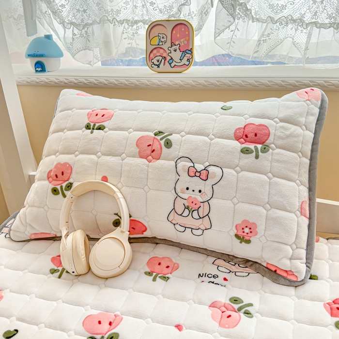 91家纺网 家纺一手货源 找家纺 小叮当家纺仓储工厂店 2025新款牛奶绒夹棉印花床垫学生图 绒床垫-花间兔