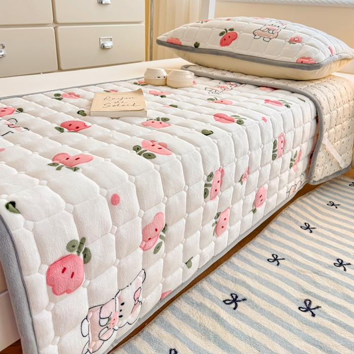 91家纺网 家纺一手货源 找家纺 小叮当家纺仓储工厂店 2025新款牛奶绒夹棉印花床垫学生图 绒床垫-花间兔