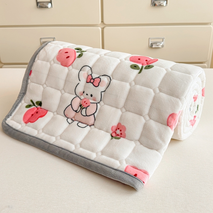 91家纺网 家纺一手货源 找家纺 小叮当家纺仓储工厂店 2025新款牛奶绒夹棉印花床垫学生图 绒床垫-花间兔