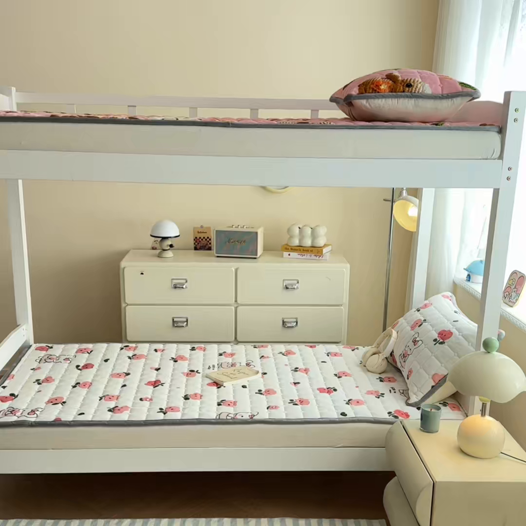 91家纺网 家纺一手货源 找家纺 小叮当家纺仓储工厂店 2025新款牛奶绒夹棉印花床垫学生图 绒床垫-花间兔